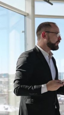 Sözcü meslektaşlarının önünde bir konuşma yapar. İş adamı bir konuşma yapar ve grafikteki kıvrımları gösterir. Dikey video