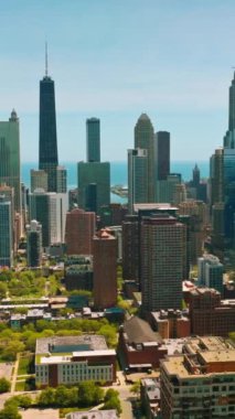 Chicago 'da gökdelenleri olan pahalı bir yerleşim yeri. Şehir merkezinde güneşli bir gün görüntüsü Michigan Gölü manzarasına karşı. Dikey video