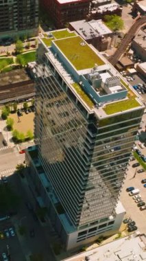 Çok katlı binanın etrafındaki sayısız otopark. Chicago 'nun yerleşim bölgesinin havadan görüntüsü. Dikey video