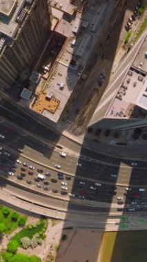 Gökdelenlerin yakınındaki hızlı otoyollarda yoğun trafik var. Güneşli bir günde Chicago 'nun inanılmaz mimarisi. Üst Manzara. Dikey video