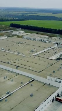 Endüstriyel Bina Harici. Endüstriyel bir bina ve deponun dış cephesi.