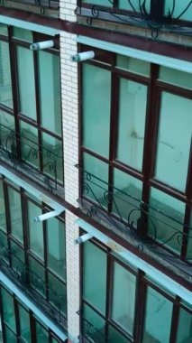 Binaların inşaatı devam ediyor. Yeni ilçe dikey videosunda inşaat halindeki yüksek binalar