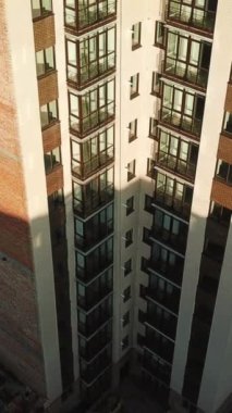 Vinçli bir inşaat alanı. Gökyüzü ve ev bölgesi dikey video üzerinde çalışan vinçli inşaat alanı