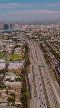 Los Angeles, California 'da finans merkezine girip çıkan bir sürü araba var. Güneşli bir günde alçak binaların devasa kentsel bölgesi. Dikey video