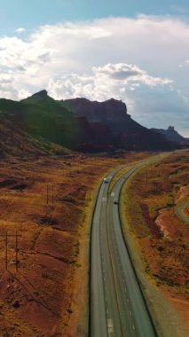 Vadideki otoban güzel kayaların arasında. Yaz güneşinin altında Utah kanyonlarını sersemletiyor. Dikey video