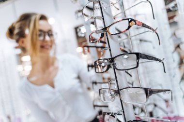 Bir kadın gözlük ekranına bakıyor. Gülümsüyor ve mutlu.