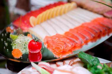 Domatesli bir tabak yemek ve bir sürü başka yiyecek.