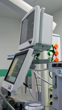 Modern cerrahi tiyatroda çalışan modern cihazlar ve diğer ekipmanlar. Günümüz kliniklerinde boş operasyon odası. Dikey video