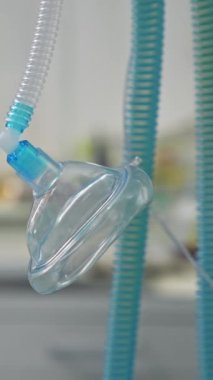 Ameliyat sırasında hasta için oksijen maskesi. Kapatın. Modern ekipmanlar ameliyathanede. Arka plan bulanık. Dikey video