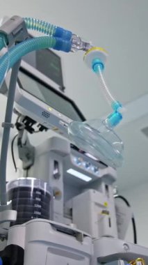 Genel anestezi için mavi tüplü oksijen maskesi. Modern ekipmanların etrafını alçak açıdan dolaşmak. Dikey video