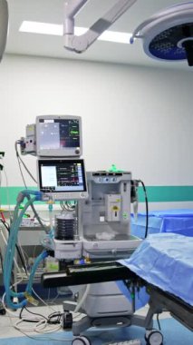 Teknolojik ekipmanlarla gelişmiş bir ameliyathane. Modern operasyonel tiyatroda çalışan ekranlara yaklaşıyoruz. Dikey video