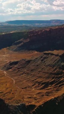 Utah, ABD 'deki görkemli kanyon kayalarının güneşli manzarası. Havadan bakıldığında Amerikan Ulusal Parkı 'nın büyüleyici manzarası. Dikey video