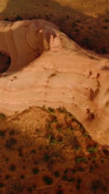 Hava erozyonundan dolayı yuvarlak kenarları olan güzel kaya oluşumları. Utah, ABD 'deki inanılmaz kanyonların üzerindeki insansız hava aracı görüntüleri. Dikey video