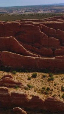 Güneş ışığında tuhaf şekilli kayalar bir araya toplandı. Utah 'taki Ulusal Park Panoraması' na hava perspektifinden bak. Dikey video