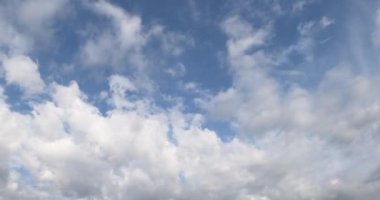 Atmosferde beyaz, yumuşak bulutlar birikiyor. Gökyüzünde yağmur bulutları toplanıyor. Zaman Uygulaması.