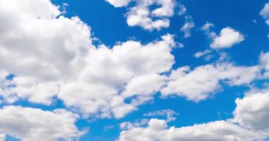 Gök kubbede dönüşen yumuşak beyaz bulutlar. Güzel bulutlar hareket eden zaman çizelgesi.