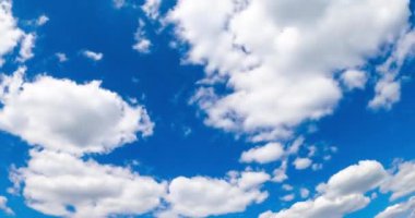 Atmosferdeki beyaz bulutların hızlı dönüşümü. Gökyüzünde kabarık bulutlar büyüyor. Zaman Uygulaması.