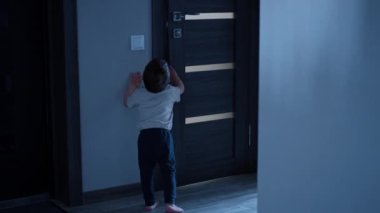 Yürüyen çocuk lamba düğmesine doğru koşar, onu açar ve banyoya girer. Çocuk bir aksesuar aldı, üzerine çıktı ve suyu açtı..