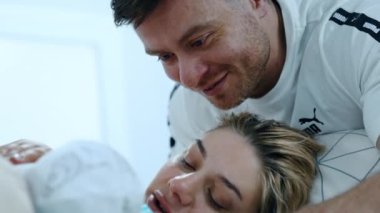 Mutlu ebeveynler ve yeni doğmuş çocukları hastanede. Sevgili bebeği olan yeni aile. Kapat..