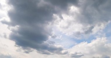 Atmosferde gri fırtınalı bulutlar oluşuyor. Güneş bulutların arkasında gizlidir. Zaman Uygulaması.