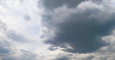 Fırtınalı gri bulutlar atmosferde birikiyor. Kümülüs bulutlu oluşum düşük açılı görüşten gökyüzünde. Zaman Uygulaması.