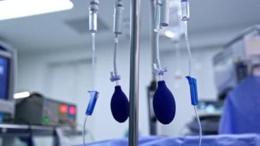 Cerrahi odasında modern damlalar sayma ekipmanı. Kapatın. Düşük açı. Bulanık arkaplan.