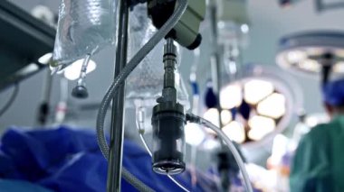 Modern cerrahi odasındaki ekipman, cihazlar ve aletler. Kapatın. Arkaplanda bulanık duran bir sıhhiyenin arka görüntüsü.