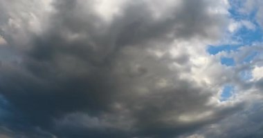 Gökyüzünden yayılan gri yağmurlu bulutlar. Atmosferde yağmur oluşumu. Düşük açı görünümü zaman ayarlı.