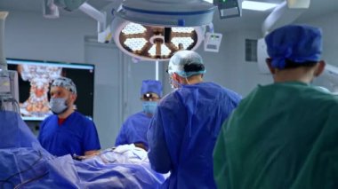 Cerrahlardan oluşan tıbbi ekip ve modern ameliyathanede yardımcı personel. Doktorlar operasyona başlamaya hazır..