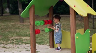 Bir yaşında küçük bir çocuk oyun parkında. Küçük çocuk oyun boyunca saymayı öğreniyor..