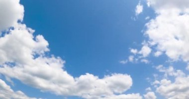 Beyaz kabarık bulutlu, gök mavisi bir yaz. Atmosferde yumuşak bulutlar var. Düşük açılı görünüm Zaman Çizelgesi.
