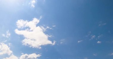 Güneş gök kubbesindeki sirrus bulutlarını aydınlatıyor. Büyük gri bulut belirir ve gökyüzünü kaplar. Düşük açı. Zaman Uygulaması.