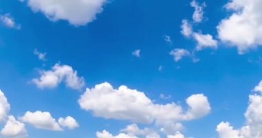 İnanılmaz güzel, gök mavisi gökyüzü ve beyaz bulutlar. Pamuk bulutları çabucak şekil değiştirir. Düşük açı. Zaman Uygulaması.