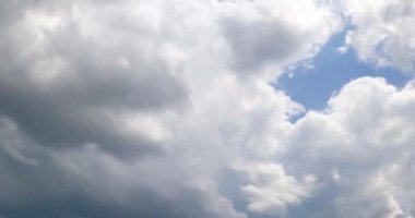 Gökyüzünde biriken yağmur bulutları. Dramatik bulut düzeni. Düşük açı. Zaman Uygulaması.