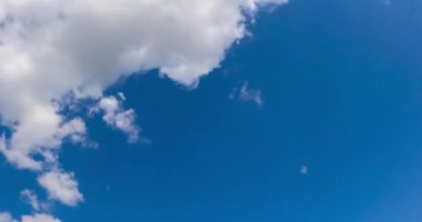 Yumuşak beyaz bulutları olan sevimli mavi gökyüzü. Güneşli gün ufku alçak açıdan görünüyor. Zaman Uygulaması.