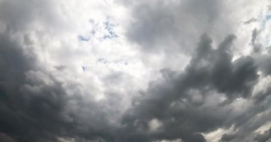 Yoğun bulutlu dramatik gri gökyüzü. Yağmur bulutları atmosferde birikiyor. Düşük açı. Zaman Uygulaması.