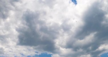 Atmosferde gri bulutların birikmesi. Düşük açılı bulutlar. Düşük açı. Zaman Uygulaması.