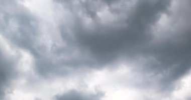 Gökyüzünü kaplayan dramatik gri bulutlar. Fırtınalı bulutlar düşük açılı görüşten birikiyor. Zaman Uygulaması.