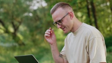 Odaklanmış Kafkasyalı, laptop ekranına yakından bakıyor. Uzaktan çalışan bir adamın işle ilgili sorunları var..
