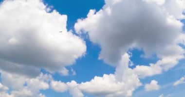Atmosferde dönüşen güzel yumuşak bulutlar. Kümülüs bulutları parlak yaz güneşiyle aydınlanır. Düşük açı. Zaman Uygulaması.