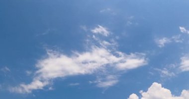 Mavi yaz gökyüzü ve birkaç hafif sirrus bulutu yüzüyor. Güzel güneşli gün gökyüzü zamanı. Düşük açı görünümü.