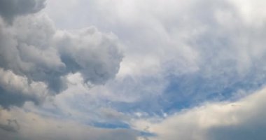 Gri kümülüs bulutları rüzgarda kayboluyor. Gökyüzünü kaplayan sirk bulutları. Zaman Uygulaması.