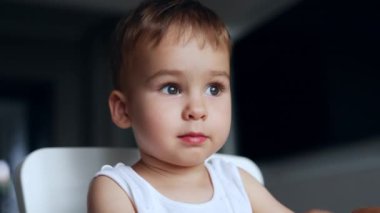 Güzel beyaz erkek bebek oyuncak yumurtalarla heyecanlı bir şekilde oynuyor. Oyuna odaklanmış bir çocuğun portresi. Kapat..