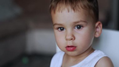 Sevimli beyaz erkek bebek portresi. Ciddiyetten kahkahaya geçişin Chang 'i. Kapat..