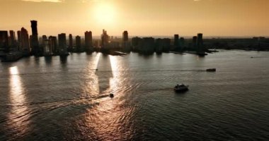 Görkemli New York 'ta altın saat. Tekneler Hudson Nehri 'ne gider. Arka planda gökdelenlerin siluetleri. Üst görünüm.