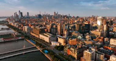 Gün batımında muhteşem New York 'un parlak manzarası. Hudson Nehri 'nin yukarısındaki İHA görüntüleri.
