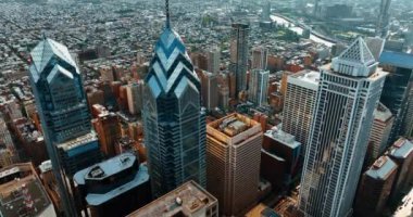 Philadelphia 'daki gökdelen kompleksi Liberty Place. İnsansız hava aracı görüntüleri gündüz şehir manzarası üzerinde yükseliyor.