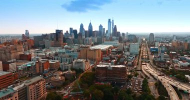 Philadelphia şehir merkezinin güzel gökdelenleri olan manzarası. Canlı şehir panoraması, gündüz vakti. Üst görünüm.