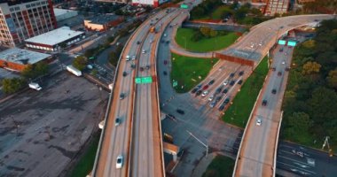 Trafiğin yoğun olduğu otobanlar üzerinde uçmak. Hava perspektifinden Philadelphia yolları.