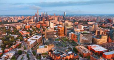 Gün batımında Philadelphia şehir merkezinin güneşli manzarası. Görüntülerin merkezinde gökdelenler var. Üst görünüm.